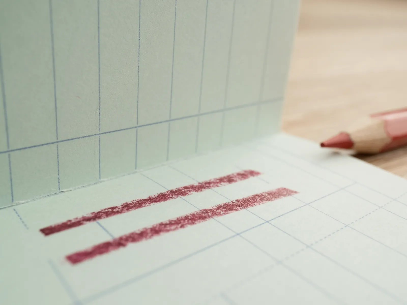Journalbogen mit rotem doppeltem Summenstrich und Rotstift